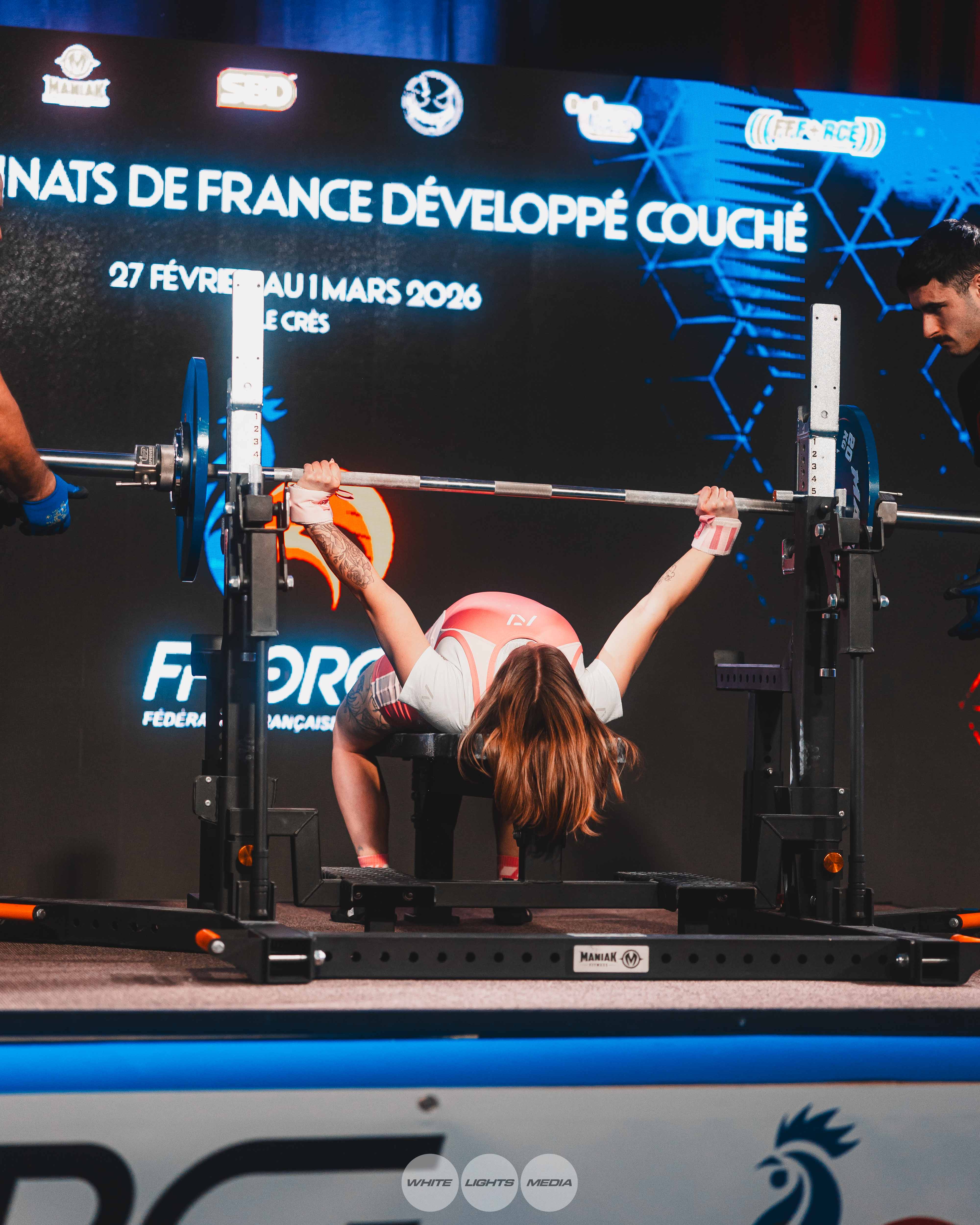 Athlète en bench sur le plateau de la salle de musculation SGHM à la Salle des Sports J.Ménager