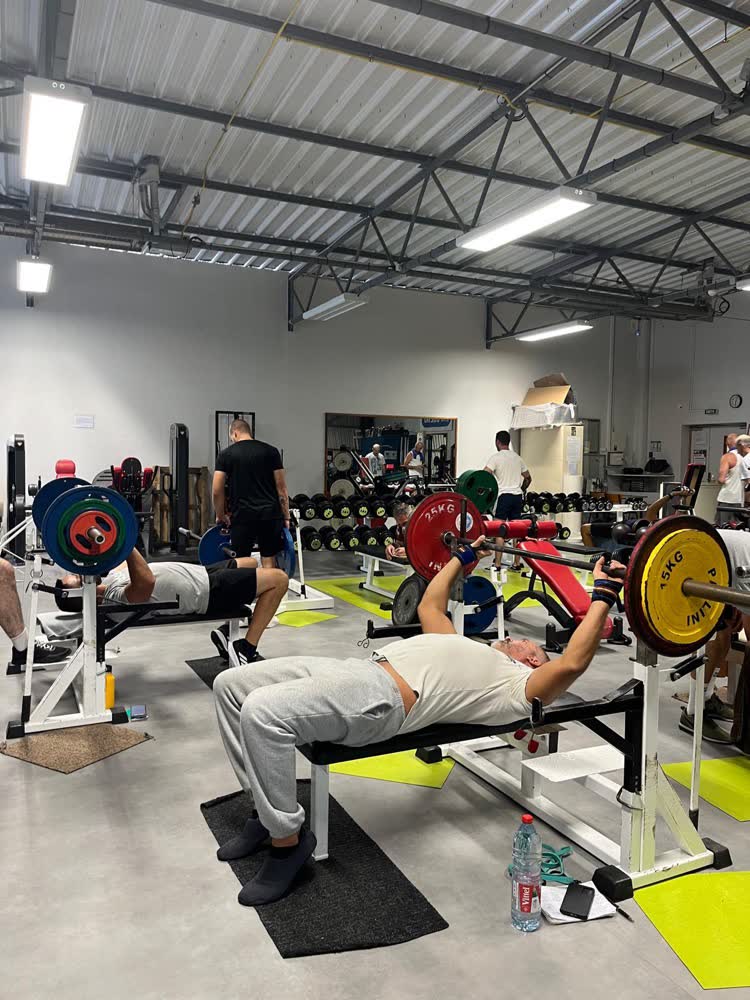 Entraide entre membres à la salle de musculation SGHM de Guérande