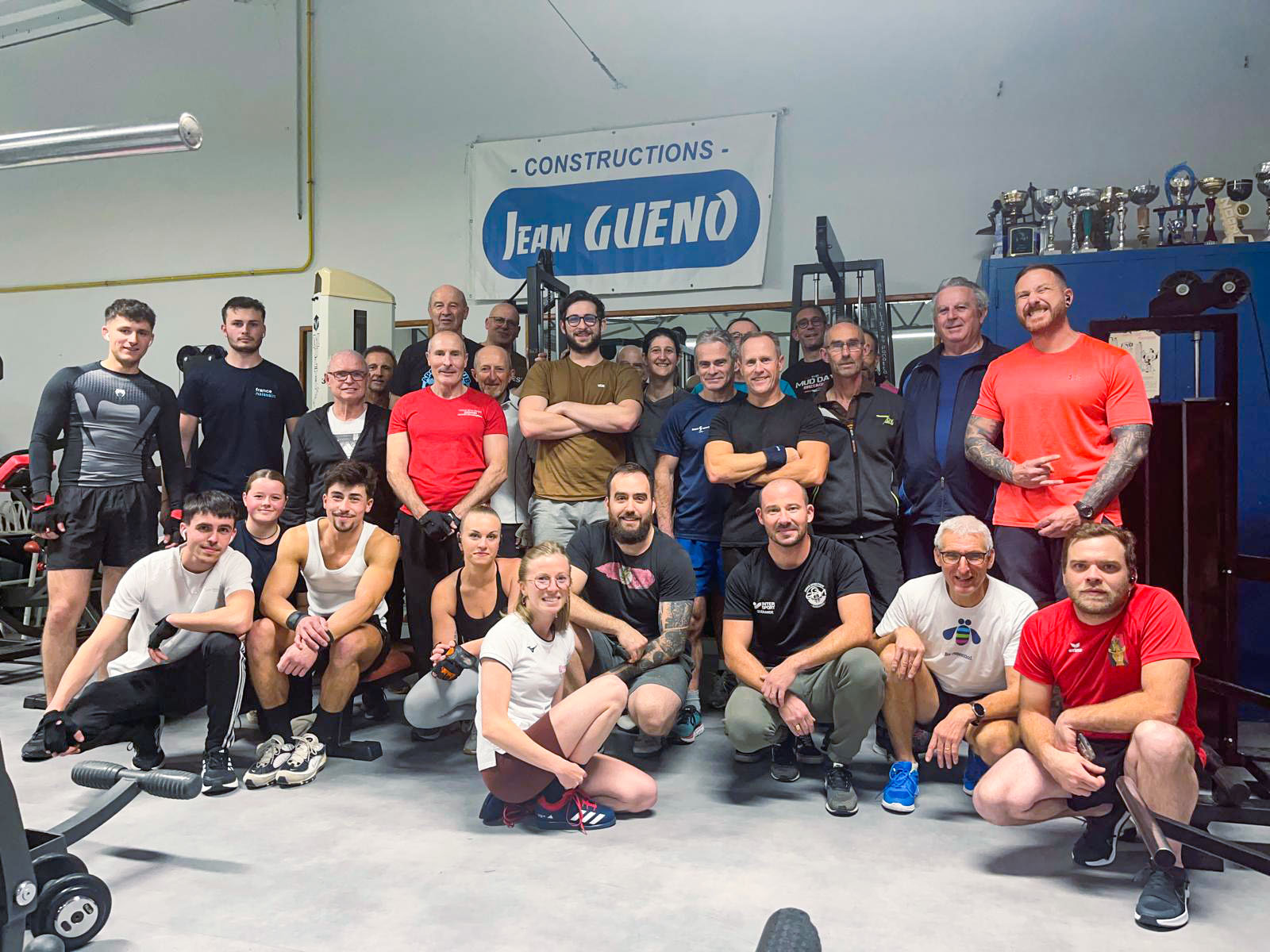 Groupe d'adhérents du club SGHM réunis à la salle de musculation
